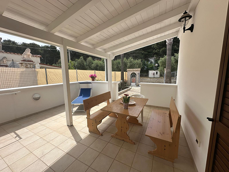 balcone esterno con tavolo e sdraio bilo 4