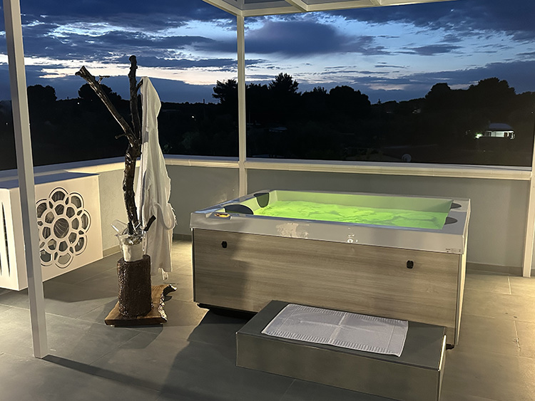 vasca idromassaggio notturno con luce - suite - villa matteo vieste